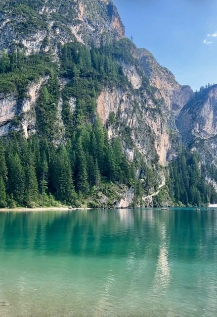 Lago di Braies acque color smeraldo Dolomiti