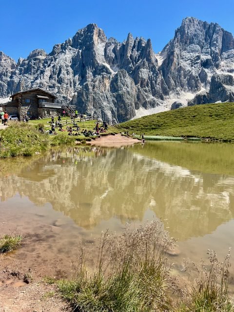 Baita Segantini con le Pale di San Martino sullo sfondo