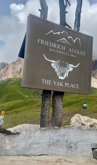 Rifugio Friedrich August con il Sassolungo sullo sfondo nelle Dolomiti