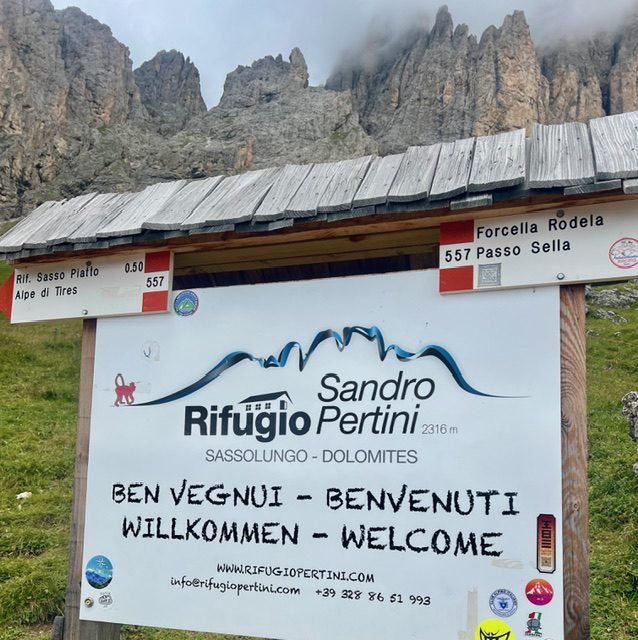 Rifugio Sandro Pertini nelle Dolomiti lungo il Sentiero Friedrich August