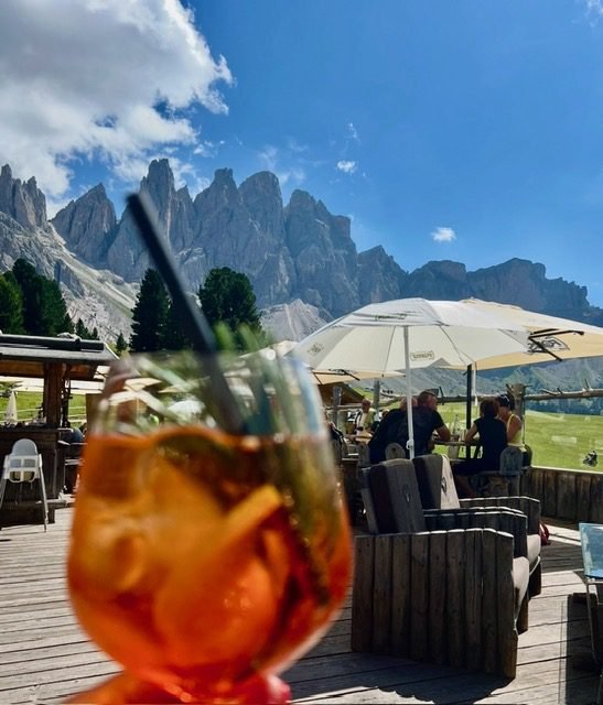 RIFUGIO DELLE ODLE CON MONTAGNE SULLO SFONDO