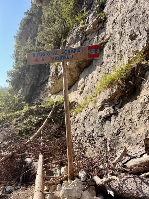 Sentiero 215 verso il Lago di Sorapis nelle Dolomiti